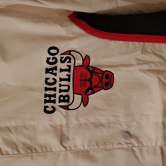 Dead stock bulls warmup jacket! - Picture 2 of 4